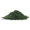 Gront pulver av Chlorella som ligger i en hog mot en vit bakgrund Gront pulver av Chlorella som ligger i en hog mot en vit bakgrund