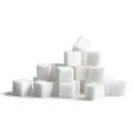 En hög med vita sockerbitar ligger på en yta mot en vit bakgrund