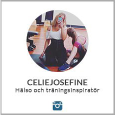 en selfie pa celiejosefine pa gymmet i traningsklader och waist trainer mot vit bakgrund