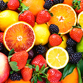Fargglada frukter sa som jordgubb, blabar och citronar upplagda huller om buller