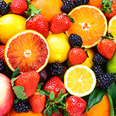 Fargglada frukter sa som jordgubb, blabar och citronar upplagda huller om buller Fargglada frukter sa som jordgubb, blabar och citronar upplagda huller om buller