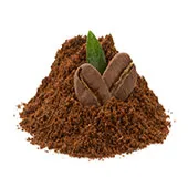 Bild med kaffepulver som är uthallt och på hogen ligger tva kaffebonor och ett blad Bild med kaffepulver som är uthallt och på hogen ligger tva kaffebonor och ett blad