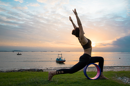 kvinna gör yoga med hjul 