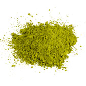 100% Pure Matcha Powder en hog med ljusgront pulver mot en vit bakgrund sedd ovanifran