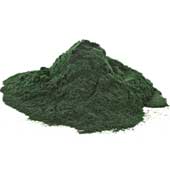 Superfood-Chlorella en stor hog med morktgront pulver mot en vit bakgrund