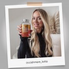 En influencer som visar upp sin Vitamin D3 Gummies burk för kameran.