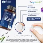 En burk på vänster av BCAA och under är det 3 BCAA tabletter och till höger är det en hand som håller i en BCAA tablett för att visa hur liten den är