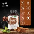 En burk av Ceylonkanel på ett bord med massor av kanelstänger som ligger runt omkring