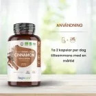 En burk av Ceylonkanel som står på ett bord på som har text på höger sida som nämner att ta endast 2 kapslar om dagen