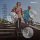 Bilden visar ett äldre par som joggar nerför trappor utomhus