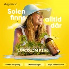 Bilden visar en flaska med WeightWorlds Liposomal Vitamin D3 + K2 vid en tropisk ö, ovanför syns en leende kvinna