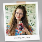 En influencer som visar upp sin burk av Vitamin Gummies