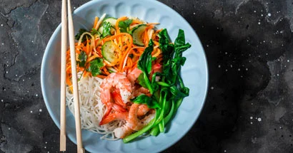 Färgstark sallad med shiratakinudlar och räkor