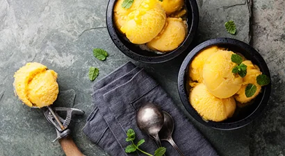 recept för en frisk hemmagjord mango och gojibärglass