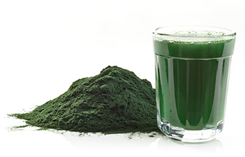 Spirulina pulver och dryck gjord på Spirulina