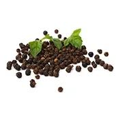 Bild på svartpeppar som ligger slarvigt mot en vit bakgrund med tillhörande blad Bild på svartpeppar som ligger slarvigt mot en vit bakgrund med tillhörande blad