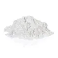 en liten hog med vitt pulver pa en helt vit bakgrund