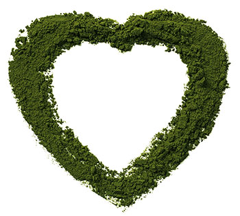 en hog med weightworld super chlorella pulver i form av ett hjarta. ekologiskt kosttillskott