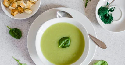 Grön spirulinasoppa