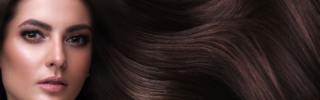 En kvinna i vänstra hörnet med långt och vackert hår som flyter över hela bilden