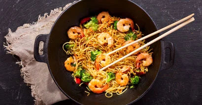 Räkwok med shiratakinudlar