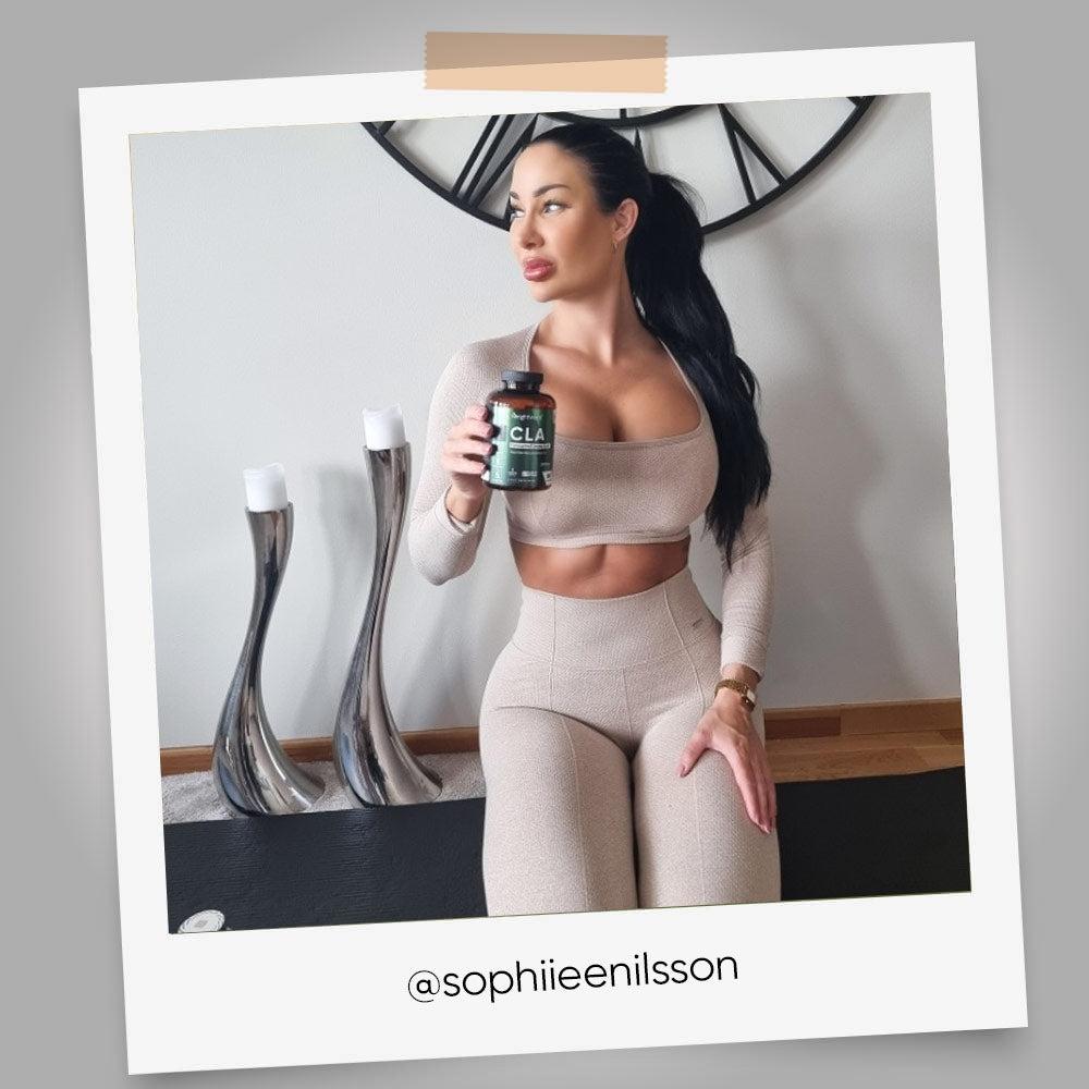 En influencer som visar upp sin burk av CLA kapslar från WeightWorld