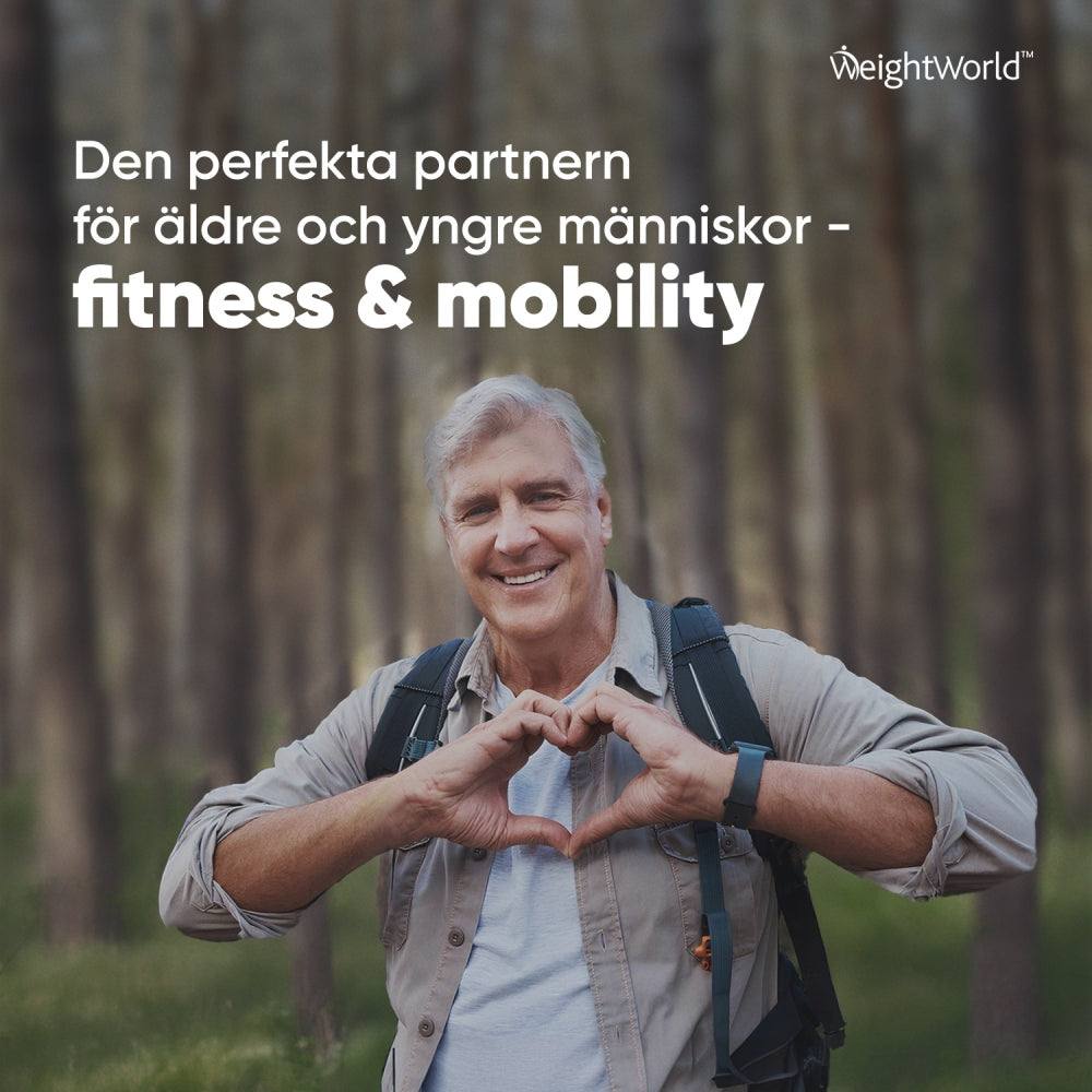 Bilden visar en leende man i en skog som bildar ett hjärta med händerna